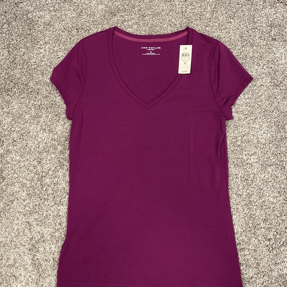 🆕 NWT Ann Taylor magenta v-neck short sleeve top - Picture 2 of 6